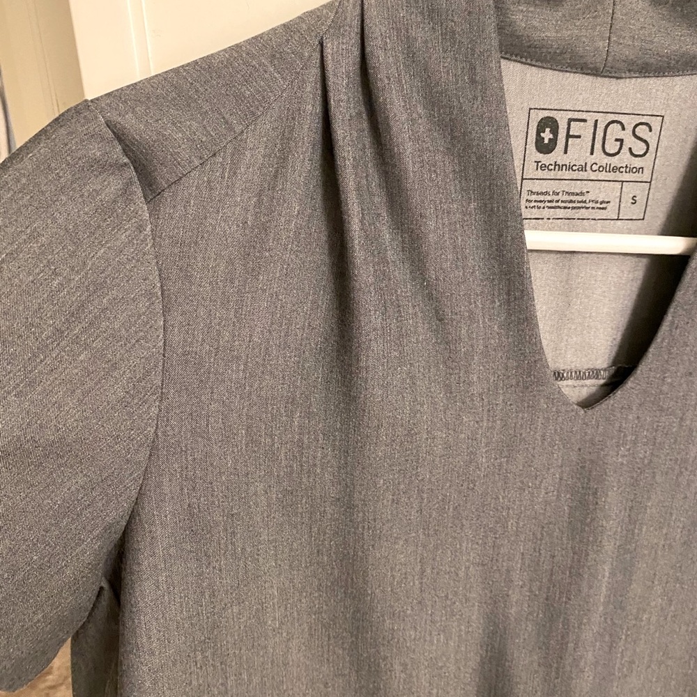 Figs two deep pocket scrub top